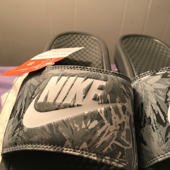 Nike Women’s sandals Slides Sz 8 Gray White Black - Picture 2 of 5